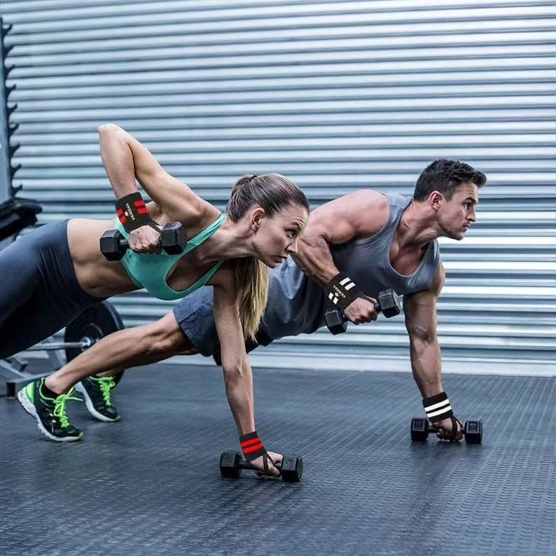 Người tập gym kéo cáp